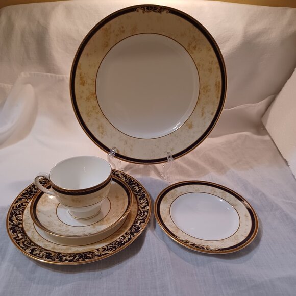 WEDGWOOD England CORNUCOPIA 1995 Bone China (Five) 5 PC Place Setting Blue Mark - Picture 4 of 11